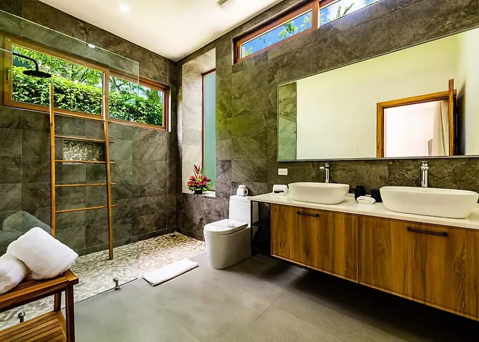 Private Pool With Direct Access To 2 Beaches!